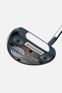 Odyssey Ai-One Rossie S Putter, golfschläger mit weißem Griff und klassischer Form, auf einem Golfplatz liegend.