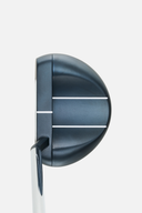 Odyssey Ai-One Rossie S Putter, leicht gebogener Golfschläger für präzises Putten, auf grünem Golfplatz.
