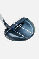 Odyssey Ai-One Rossie S Putter, mit weißem Griff und flacher Schlagfläche, auf einem Golfplatz.