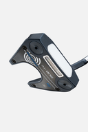 Odyssey Ai-One Seven S Putter, mit silberner Oberfläche und schwarzem Griff, liegt auf einem Golfplatz.