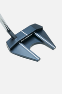 Odyssey Ai-One Seven S Putter mit schwarzem Griff und weißer Schlagfläche, liegend auf einem Golfplatz.