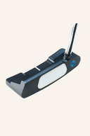 Odyssey Ai-One DW DB Putter, schlichter Golfschläger mit schwarzem Griff und Edelstahlkopf, auf einem Golfplatz liegend