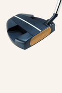 Odyss ey Ai-One Milled Eight T Putter mit geschliffener Oberfläche und schwarzem Griff, auf einem Golfplatz liegend
