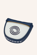 Odyssey Ai-One Milled Three T S Putter, mit gebürsteter Metalloberfläche und ergonomischem Griff auf einem Golfplatz.