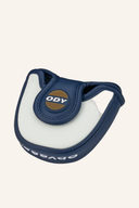 Odyssey Ai-One Milled Three T S Putter mit metallischer Oberfläche und schwarzer Griff, liegend auf grünem Golfplatz