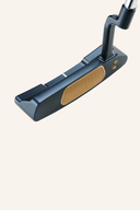 Odyssey Ai-One Milled Two T CH Putter, detaillierte Ansicht des hochwertigen Golfschlägers mit gelochtem Design und schwarzem Griff.