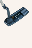 Odyssey Ai-One Milled Two T CH Putter, goldfarbener Golfschläger mit geschmiedeter Oberfläche und gerader Schlägerkopf.