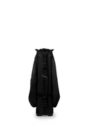 Ogio XIX Cartbag auf einem Golfwagen, mit mehreren Fächern und Schultergurt, in Schwarz mit roten Akzenten, Blick von hinten.