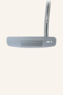 OnOff AKA 20 OM-5 Putter mit schwarzer Griff, liegender Blick auf die putterkopf und schlankes Design