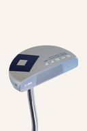 OnOff AKA 20 OM-5 Putter mit schwarzem Griff und silberner Schlagfläche, in neutraler Haltung auf grünem Golfplatz.