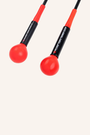 Verschiedene Tempo Trainer Schwungtrainer von Pure 2 Improve, liegend auf weißem Hintergrund.