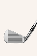 Eiskugel mit TaylorMade P790 (2025) Eisensatz, hochwertige Golfschläger für präzises Spiel, schwarz mit rotem Akzent.
