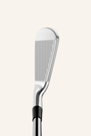 TaylorMade P790 (2025) Eisensatz mit golfschlägern und Schlägerkopf, detailreiche Aufnahme der Eisen für Golfer.