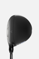 Callaway Paradym AI Smoke MAX Fairwayholz mit schwarzem Schaft und goldener Schlagfläche, liegend auf Rasen.