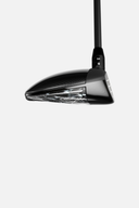 Callaway Paradym AI Smoke MAX Fairwayholz mit schwarzem Schaft und goldener Schlagfläche, liegt auf einem grünen Golfplatz.