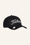 Schwarze Titleist Players Performance Ball Marker Kappe mit Logo, leichter Stoff, bequemer Sitz für Golfer.