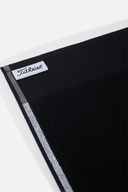 Weiches, weißes Titleist Players Terry Handtuch mit Logo, ideal für Golfspieler, zeigt handliches Golf-Accessoire.