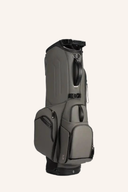 Vessel Player V Standbag, schwarzer Golftasche mit mehreren Taschen und Schultergurt, geeignet für den Golfsport.