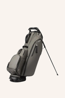 Vessel Player V Standbag in grauem Stoff, leichter Golftasche mit mehreren Fächern und stabilem Standfuß.