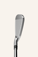 TaylorMade Qi Max Eisensatz, detaillierte Nahaufnahme der Schläger mit Fokus auf die Eisen im Set.