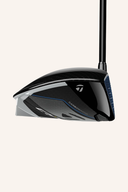 TaylorMade Qi10 Driver, Standard-Treiber mit schwarzem Schlägerkopf und grauem Griff, auf einem Golfplatz liegend