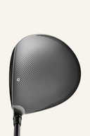 TaylorMade QI 35 Core Driver, moderne Golfschläger mit langlebigem Design und innovativer Treiber-Technologie, auf einem Golfplatz.