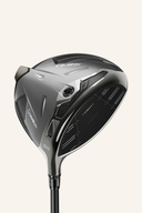 TaylorMade QI 35 Core Driver, golfschläger mit schwarzem Schlägerkopf und Griff, auf einem Golfplatz liegend
