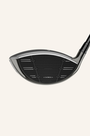 TaylorMade QI 35 Max Driver mit schwarzem Schlägerkopf und Griff, bereit für den Abschlag auf dem Golfplatz