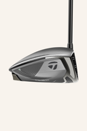 TaylorMade QI 35 Max Driver mit schwarzem Schlägerkopf und grauem Griff, bereit für den Abschlag auf dem Golfplatz