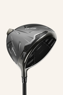 TaylorMade QI 35 Max Driver mit schlankem Schlägerkopf und schwarzem Griff, bereit für den Abschlag.
