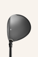 TaylorMade QI 35 Max Fairwayholz, modernes Fairwayholz mit schmalem Schlägerkopf und schwarzem Griff, auf weißem Hintergrund.