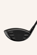 TaylorMade Qi4D Driver mit schimmernder metallischer Oberfläche und ergonomischem Griff, bereit für den Abschlag.