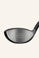 Callaway Reva Rise Driver mit schwarzem Schlägerkopf und gelben Akzenten, liegend auf einem Golfplatz.