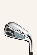 Callaway Reva Rise Eisensatz mit vier Golf-Eisens, moderne Schläger für präzises Spiel, sichtbar mit schwarzen Griffen und Metallkopf.