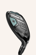 Callaway REVA RISE Hybrid 5, golfschläger mit hybrid-Design und schwarzer Oberfläche, liegend auf grünem Rasen.