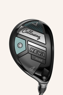 Callaway REVA RISE Hybrid Golfclub, leicht gebogenes Design, schwarze Schlägerkopf mit grüner Markierung, auf dem Golfplatz.