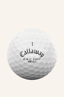 Callaway ERC Soft REVA Tripletrack Golfbälle auf einem Golfplatz, Nahaufnahme der markierten Oberfläche, weiße Bälle mit grünem Tripletrack.