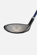 Majesty Royale Black 23 Fairway Wood, schwarzes Fairwayholz mit schwarzer Griffpartie und glänzendem Finish, auf dem Golfplatz.