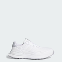 Weiße Adidas S2G 26 Golfschuhe aus Leder, spikeless, mit bequemem Design für Golfspieler auf dem Rasen.