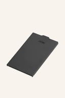 Schwarzes Notizbuch oder Tablet mit Markenlogo auf weißem Hintergrundhintergrund, isometrische Ansicht