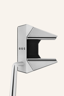 Scotty Cameron Phantom 7 Putter mit schwarzem Griff und modernem Design, liegend auf einem Golfplatz.