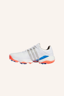 Adidas Tour360 22 Golfschuhe aus Leder mit schnürbarem Design und rutschfester Sohle auf grünem Golfplatz.
