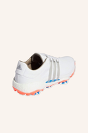 Adidas Tour360 22 Golfschuhe mit wetterfester Sohle und bequemem Design, auf einem Golfplatz liegend.