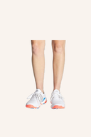 Adidas Tour360 22 Golfschuhe mit schwarzem Obermaterial und grünem Akzent, seitliche Schnürung und stabiler Sohle.