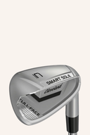 Cleveland Smart Sole 4.0 Chipper, rechteckiges Golfzubehör mit schwarzer Oberfläche und Logo, auf dem Boden liegend.