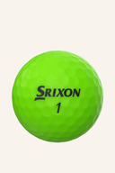 Grüner Srixon Soft Feel Golfball aus dem Jahr 2023, Nahaufnahme der glatten Oberfläche und Markierung.