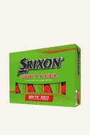 Rote Srixon Soft Feel 2023 Golfbälle auf weißem Hintergrund, Detailaufnahme der Bälle mit weicher Oberfläche.