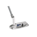 TaylorMade Soto 92 Putter auf dem Golfplatz, detailreiche Ansicht des präzisen Putter-Designs.