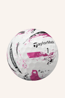 Rote TaylorMade Speed Soft Golfbälle mit pinker Markierung, liegend auf grünem Rasen, Nahaufnahme für Golfausrüstung.