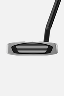 TaylorMade Spider GT Max Putter mit schwarzem Griff und blauer Akzentuierung auf dem grünen Golfplatz.